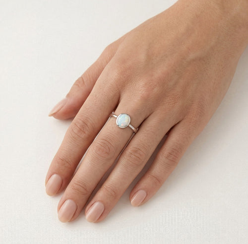 Anillo de plata esterlina con ópalo blanco