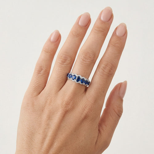 Funkelnder Weißgoldring mit Diamant und blauem Saphir