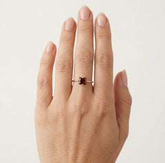 Bague en or jaune avec grenat solitaire.