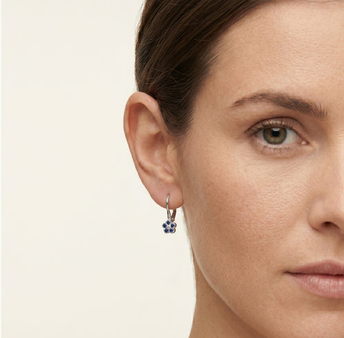 Květinové náušnice s akcentem safíru