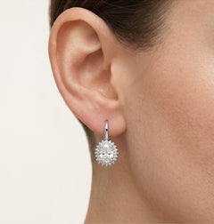 Pendientes colgantes de plata con diseño de halo.