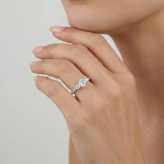 Anillo elegante de plata con circonia cúbica