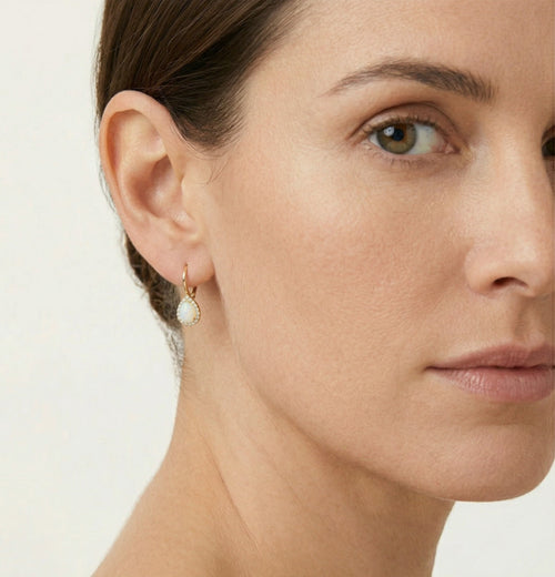 Birnenförmige weiße Opal-Gold-Ohrringe
