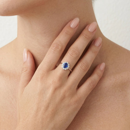 Sparkling white gold diamond ring with sapphire