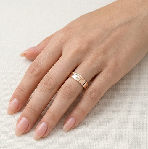 Eleganter breiter Roségold-Ehering