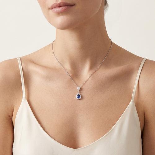 Elegantes Collier mit rundem Diamant und birnenförmigem Saphir