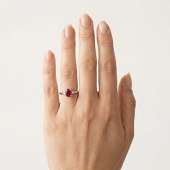 Bague classique pour femmes en or blanc avec diamant et rubis