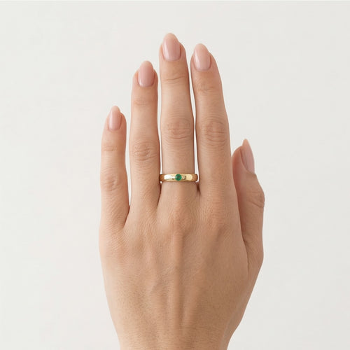 Einfacher Goldring mit kleinem Smaragd