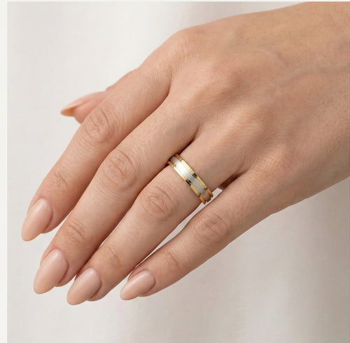 Dvoubarevný zlatý snubní prsten