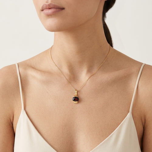 Pendentif solitaire en grenat taille ovale