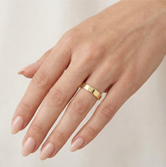 Anillo de boda clásico cuadrado de oro amarillo