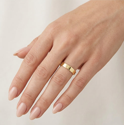 Anillo de boda clásico cuadrado de oro amarillo