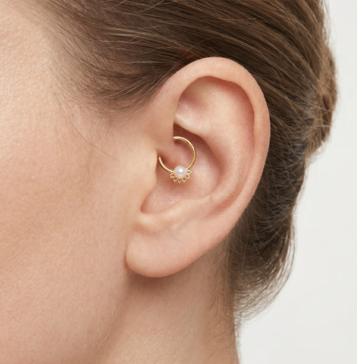 Elegantní zlatý piercing s perlovým akcentem