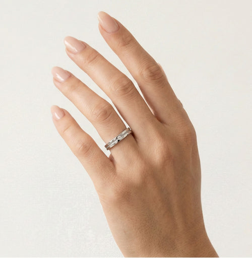 Anillo clásico de oro blanco