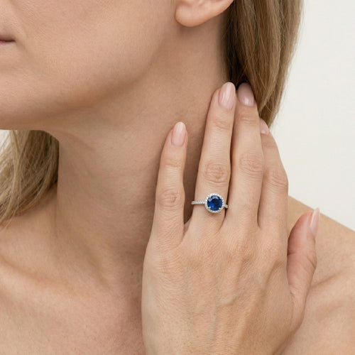 Anillo halo con brillo de zafiro