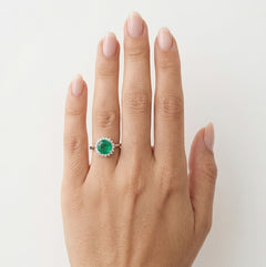 Bague halo en argent sterling avec émeraude centrale