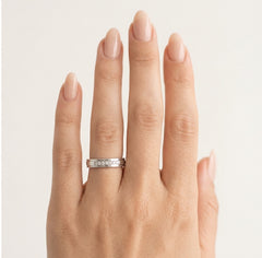 Alliance en or blanc poli avec diamants