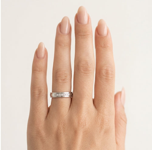 Alliance en or blanc poli avec diamants