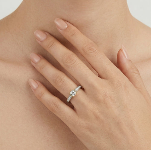 Anillo de compromiso con diamante redondo atemporal