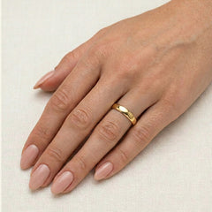 Anillo de boda clásico de oro amarillo con alto pulido.