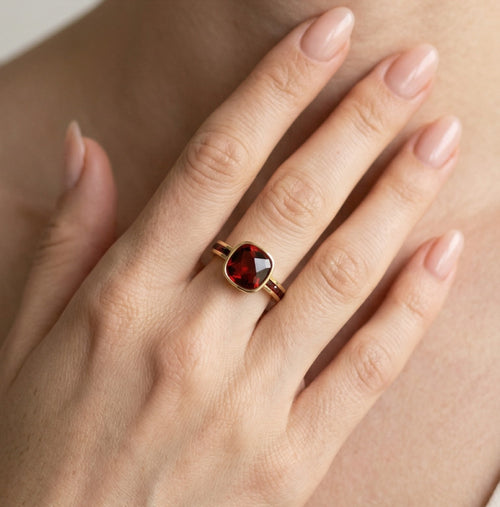 Anillo de oro amarillo con granates en cortes cojín y radiante