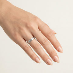 Anillos de boda de oro blanco mate con línea única