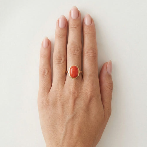 Eleganter Ring aus Gelbgold mit Korallen-Cabochon
