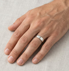 Anillo de boda ancho con solitario de platino