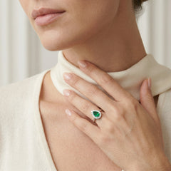 Elegant white gold women's ring with diamonds and emerald