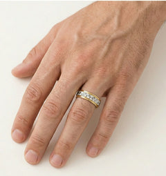 Anillo de boda elegante en oro amarillo y blanco.