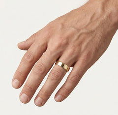 Anillo de boda clásico cuadrado de oro amarillo