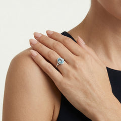 Prsten z bílého zlata s modrým topazem a diamanty