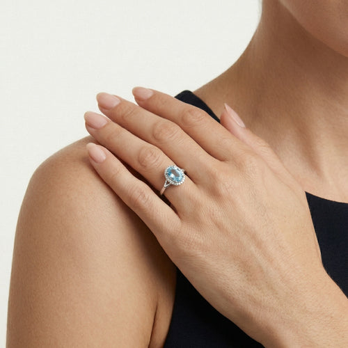 Prsten z bílého zlata s modrým topazem a diamanty