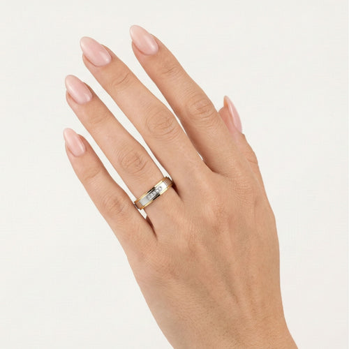 Dvoubarevný zlatý snubní prsten s diamantem