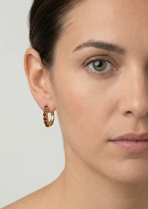 Elegantní dámské zlaté náušnice s granátovou září