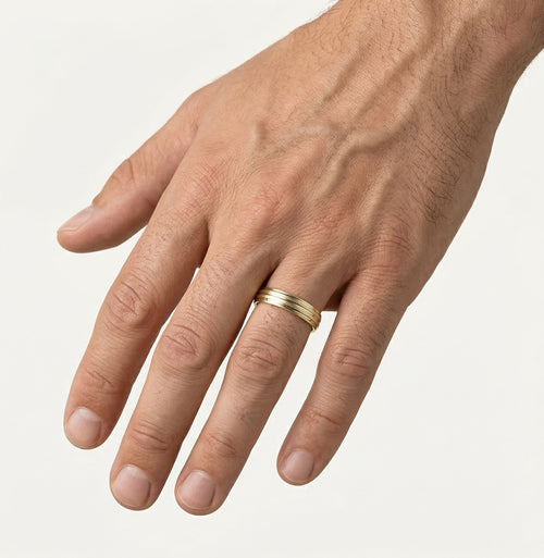 Trauring aus Gelbgold mit Rhodiumlinien