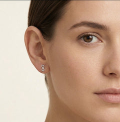 Pendientes de plata con símbolo de infinito y circonitas.
