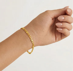 Figaro gold bracelet with pattern