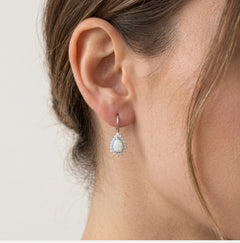 Pendientes de halo en plata esterlina con ópalo blanco en corte pera