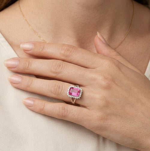 Anillo de plata de ley con rubí corte esmeralda