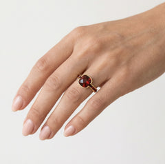 Anillo de oro amarillo con granates en cortes cojín y radiante