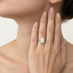 Anillo solitario de ópalo blanco para mujer