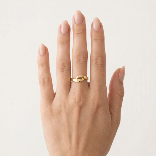 Gedrehter, hochglanzpolierter Ring aus Gelbgold