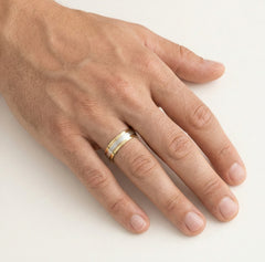 Dvoubarevný zlatý snubní prsten