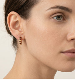 Pendientes colgantes de oro con granate talla princesa cuadrada.