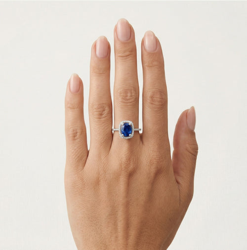 Anillo de zafiro azul real y diamante