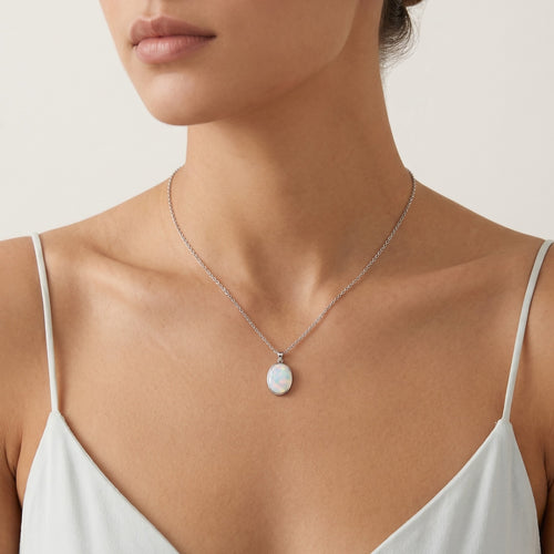 Sterlingsilberanhänger mit ovalem Opal