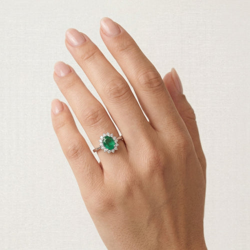 Luxuriöser Ring aus 18 Karat Gold mit Diamanten und Smaragd