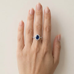 Sophisticated 18kt gold sapphire and diamond ring