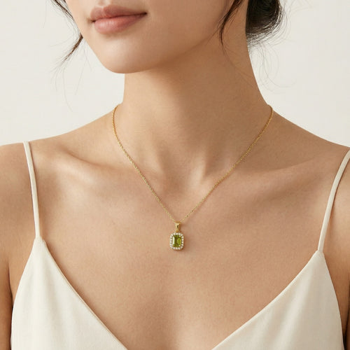 Přívěsek ze žlutého 14kt zlata se 4 hroty, vltavín smaragdového brusu, obklopený kulatými zirkony jemného stupňovitého brusu